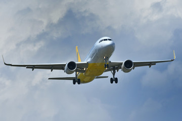 着陸態勢の旅客機