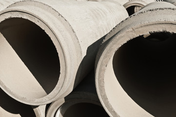 Grosse graue Rohre aus Beton