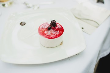 Cold desserts and wedding cakes