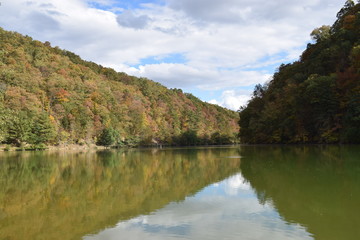 Fototapeta na wymiar Changing Leaves Reflected on the Lake