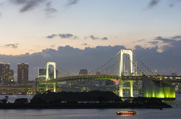 Obraz premium 夕暮れのお台場と明かりのともったレインボーブリッジ