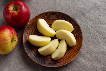 カットしたリンゴと赤く熟したリンゴ