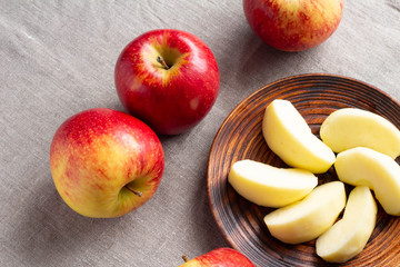 カットしたリンゴと赤く熟したリンゴ