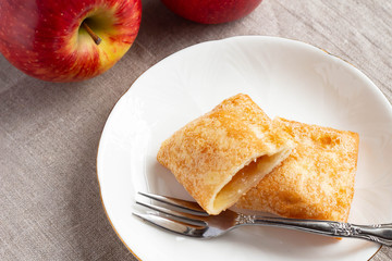 アップルパイと赤く熟したリンゴ