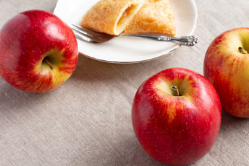 アップルパイと赤く熟したリンゴ