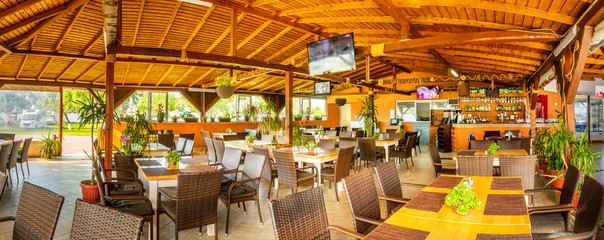 Binnenpanorama van rustiek restaurant en bar in een resort aan de Zwarte Zee.