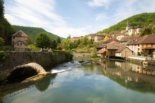 Petite cit&eacute; de lods dans la vall&eacute;e de la loue pr&egrave;s de la rivi&egrave;re avec des reflets dans l'eau