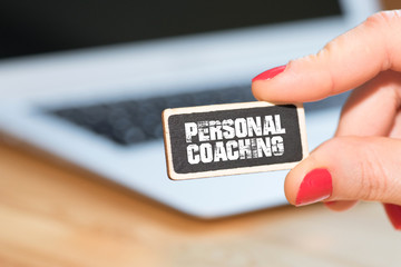 Ein Computer, eine Frau und Personal Coaching