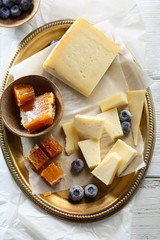 Breakfast cheese with hineycomb and berry