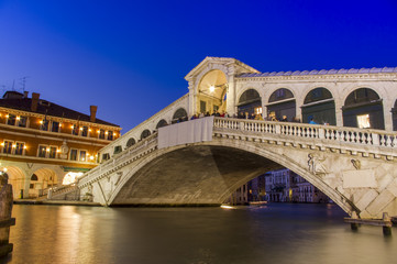 Obraz premium Venice at night. Rialto bridge