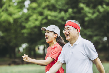 ウォーキングをしている男性と女性