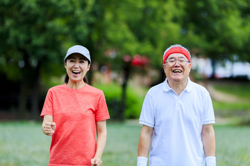 ウォーキングをしている男性と女性