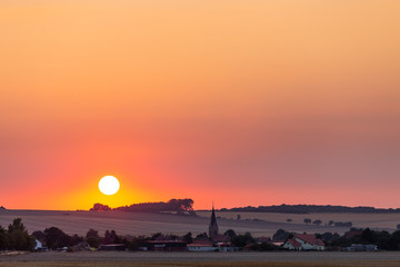 Sonnenuntergang mit großer Sonne