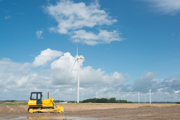 Bagger auf einer Baustele für Windkraftanlagen