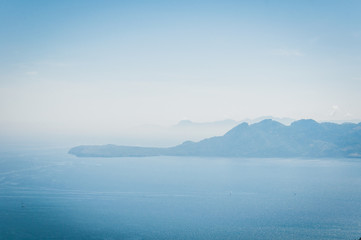 Fototapeta na wymiar Les grandioses falaises du cap de Formentor à Majorque surplombant la mer Méditerrannée