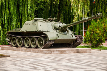 Fototapeta na wymiar Old Soviet tank ISU-122