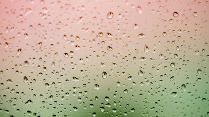 Дождевые капли на стекле