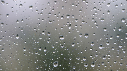 Дождевые капли на стекле