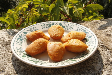 Madeleines dans une assiette