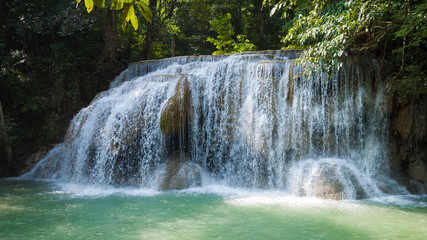 cascade du parc national erawan en thailande