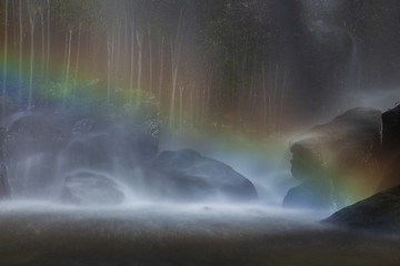 滝と虹