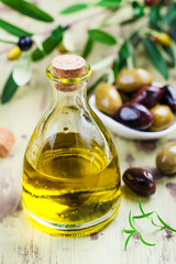 Obraz na płótnie Canvas Olive oil in a glass bottle