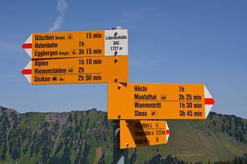 Wanderwegweiser auf der Lidernen, Kanton Uri