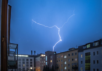 Blitzeinschlag über Häuserdach, Naturgewalt, Nacht