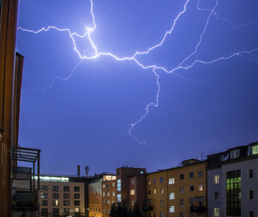 Naklejka premium Blitzeinschlag über Häuserdach, Naturgewalt, Nacht