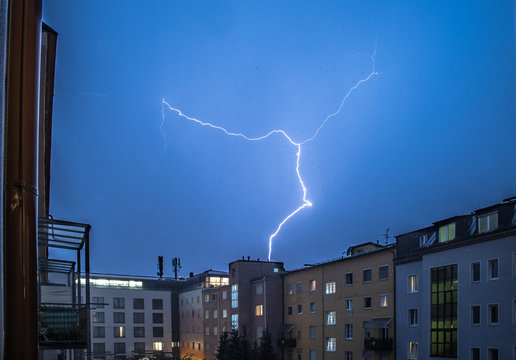 Blitzeinschlag &uuml;ber H&auml;userdach, Naturgewalt, Nacht