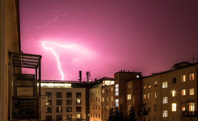 Blitzeinschlag über Häuserdach, Naturgewalt, Nacht