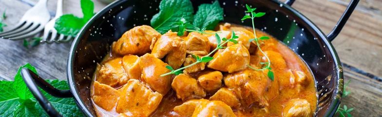 Cercles muraux Plats de repas poulet au curry sur bol