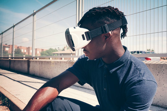 Retrato futurista de un hombre joven con gafas de realidad virtual 