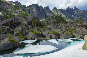 Горное чистое озеро зелёного цвета. Лето в горах....