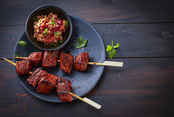 Beefsteak skewers with bulgur salad
