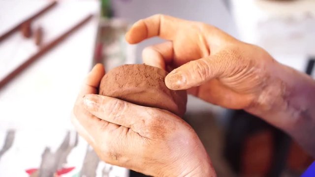trabajando con arcilla con las manos / working with clay with hands