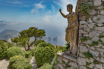 I Faraglioni e statua dell'imperatore Augusto, Capri