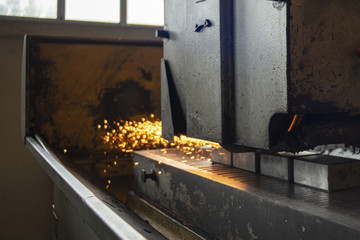 Grinding on the machine tool metal products, the final processing of parts in the enterprise.