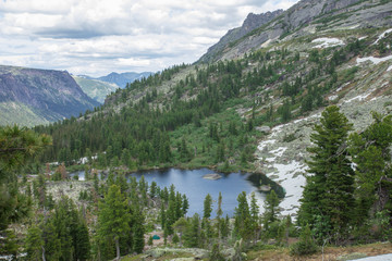 Горное чистое озеро зелёного цвета. Лето в горах. Замечательный горный пейзаж
