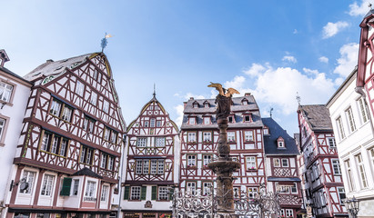 Fototapeta na wymiar Historische Hausfassaden Bernkastel-Kues Rheinland Pfalz Deutschland