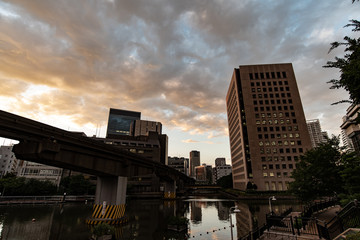 夕暮れのビル