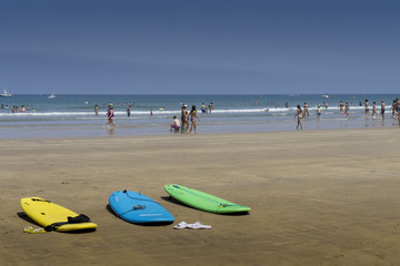 Tres tablas de surf sobre la arena en una playa 