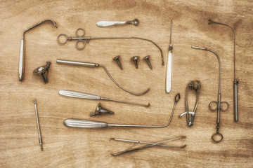 Hintergrund antikes Werkzeug eines HNO Arztes um 1900 - Background antique tool of an ENT doctor around 1900 - obrazy, fototapety, plakaty