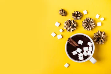 Crédence de cuisine en verre imprimé Chocolat Tasse de chocolat chaud à la cannelle et à la guimauve sur fond jaune. Boisson chaude d& 39 hiver de Noël