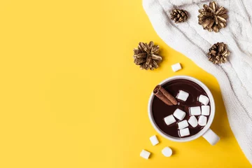 Photo sur Aluminium Chocolat Tasse de chocolat chaud à la cannelle et à la guimauve sur fond jaune. Boisson chaude d& 39 hiver de Noël