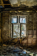 Altes Fenster in verfallenem Gebäude