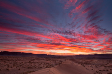 Fototapeta na wymiar Amanecer en el desierto