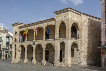 Fototapeta na wymiar Fachada del viajo ayuntamiento en al plaza mayor de Zamora ,España 