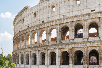 Fototapeta premium Fragment Koloseum, znanego jako Amphitheatrum Flavium, symbol miasta Rzymu, Włoch i jednego z siedmiu cudów świata. W starożytności był używany do pokazów gladiatorów.