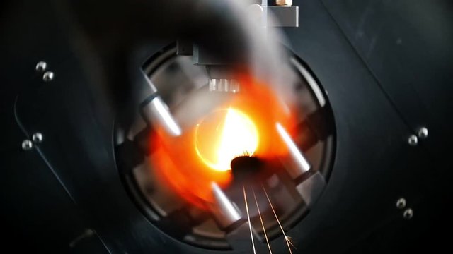The meat grinder cuts the tube, a lot of sparks, there is a circular rotation